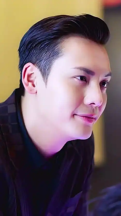 陈伟霆嘴角上扬45度,这笑容会让人上头,忍不住的跟着笑了出来