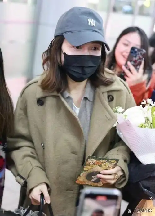 王鸥被爆生产后首露面,身材发福一脸疲惫,即将回归大侦探录制
