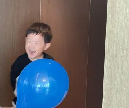 沈腾儿子正面照罕公开!脑袋圆润笑起来神似爸爸,豪宅内景遭曝光