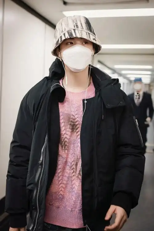 黄明昊粉色毛衣机场饭拍##黄明昊粉色毛衣渔夫帽造型