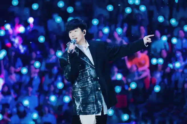 b站毕业歌会丨无水印版官图"漫天风雪我陪你颤抖 我们别回头"@林俊杰