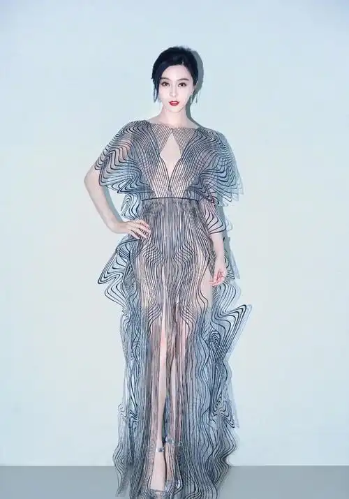 范冰冰复出后太敢穿! 大尺度真空穿透视裙, 这身材实在"有料"