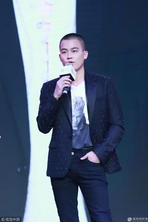 欧豪参加活动寸头插兜痞气十足陈思诚笑出皱纹