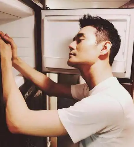 王凯伏天开工难忍酷暑:对着冰箱吹冷气