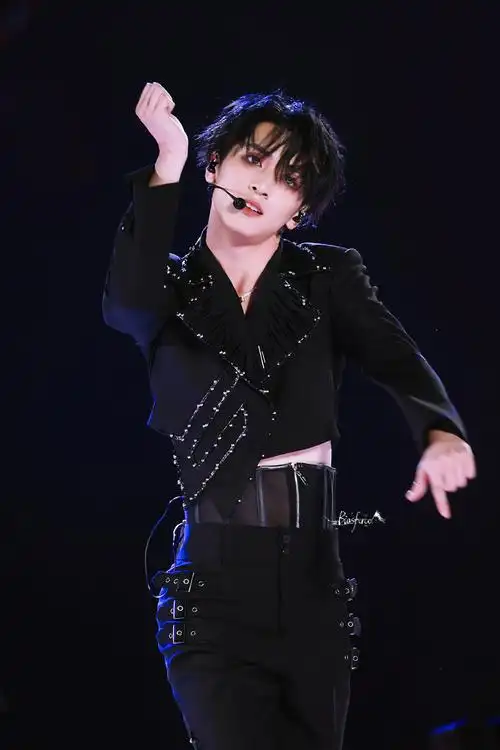 严浩翔solo舞台露腰