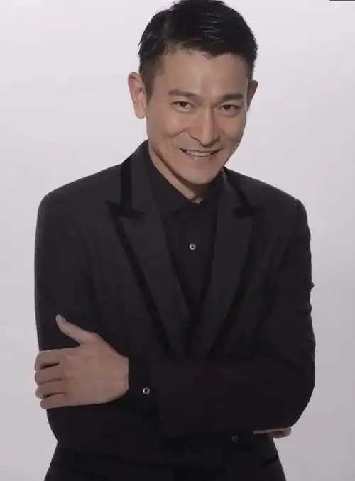 刘德华(andy lau),1961年9月27日出生于香港新界大埔镇泰亨村[3],中国