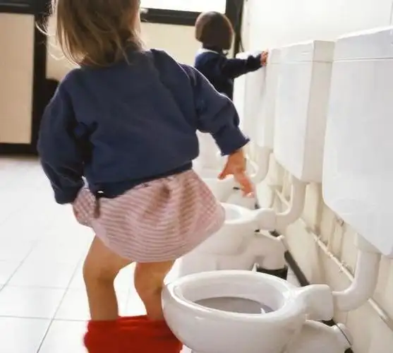 宝宝上幼儿园不上厕所老师没告诉你原因父母们要知道这2点