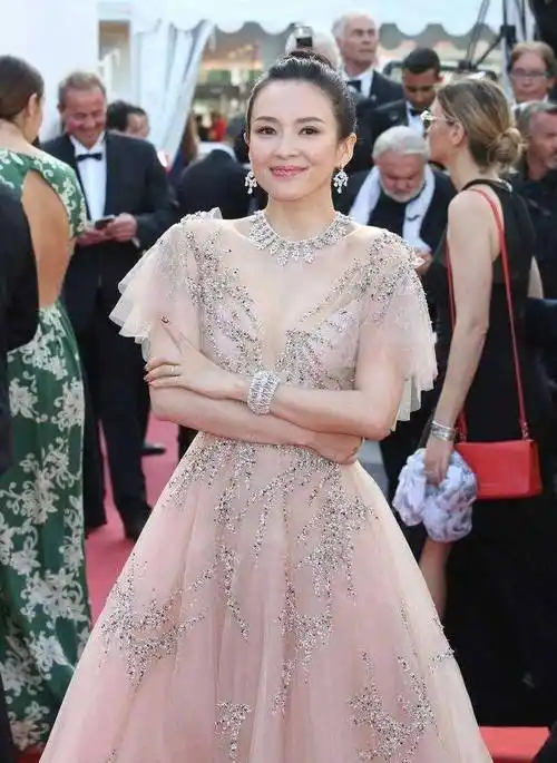 章子怡在国外更加惊艳,穿深v裸色连衣裙走红毯,美出了新高度_的设计