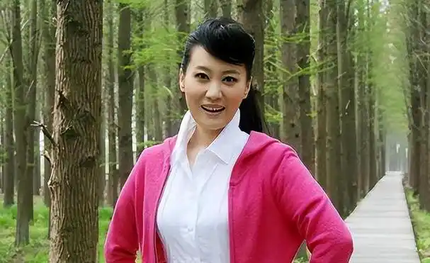 12次上春晚舞台,6次为奥运献声,嫁给院士的谭晶现在咋样了?