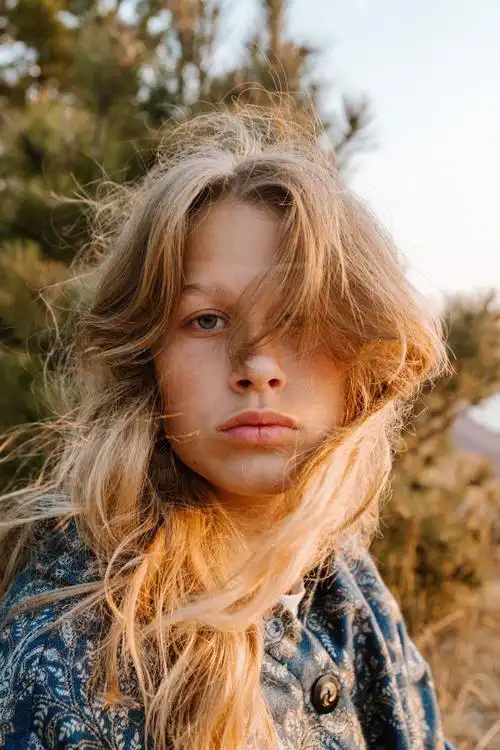 头发凌乱毛躁的美女图片