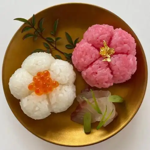 用花草来衬托饭团,母女俩在摆盘上做文章,最初,这一做就是365天,她们