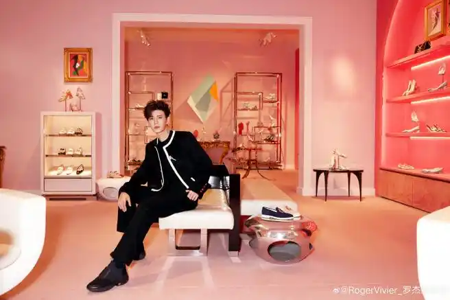 rogervivier品牌代言人任嘉伦##rogervivier2024秋冬系列##典藏视界