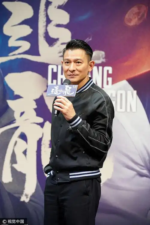 刘德华六芒星装饰黑色棒球外套 不老男神也扮嫩