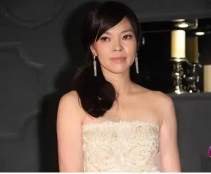 从舞蹈老师到台湾首富太太,曾馨莹只用了1年半,就完成了逆袭