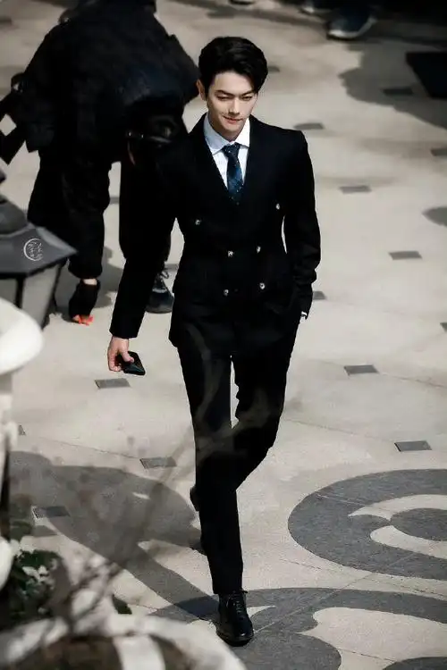 男明星在线比腿长#我老公许凯188的完美黄金比例我真的馋死了@许凯