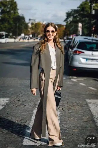 2021时尚秀场:开年时髦穿搭套路:"上短下长",今天开始流行?_女生