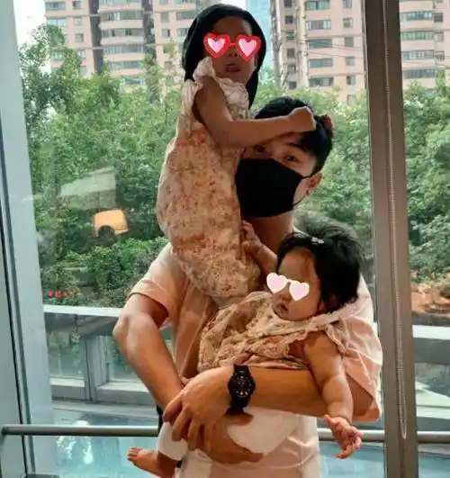 只有生活过得温馨美满才会这么放任自己不做身材管理吧,陈赫如今老婆