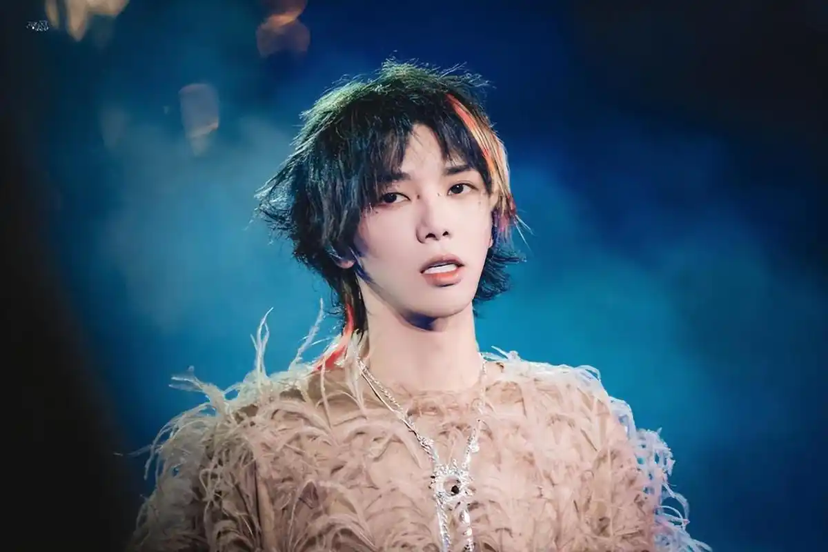 华晨宇罕见秀恩爱,与女友佩戴心形情侣项链,细节看出两人很相爱 自从