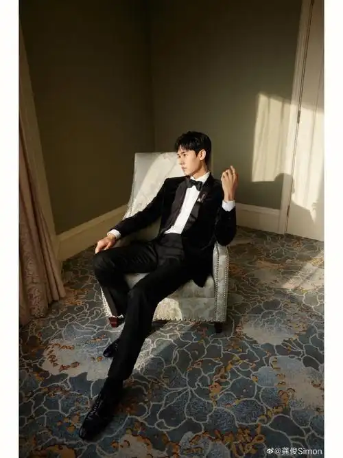 龚俊西装皮鞋黑袜