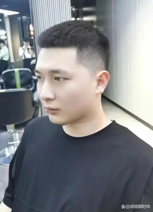 方形脸:方形脸的男士通常具有分明的下颌线和宽阔的额头,寸头能够凸显