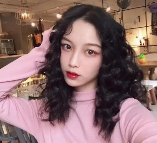 泡面头是属于高颜值爆表的一款发型,想要拥有一头泡面,首先考虑的就是