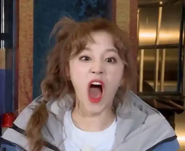 奔跑吧众人只看到宋雨琦水果妆下的反差烟嗓但舞蹈才是王牌