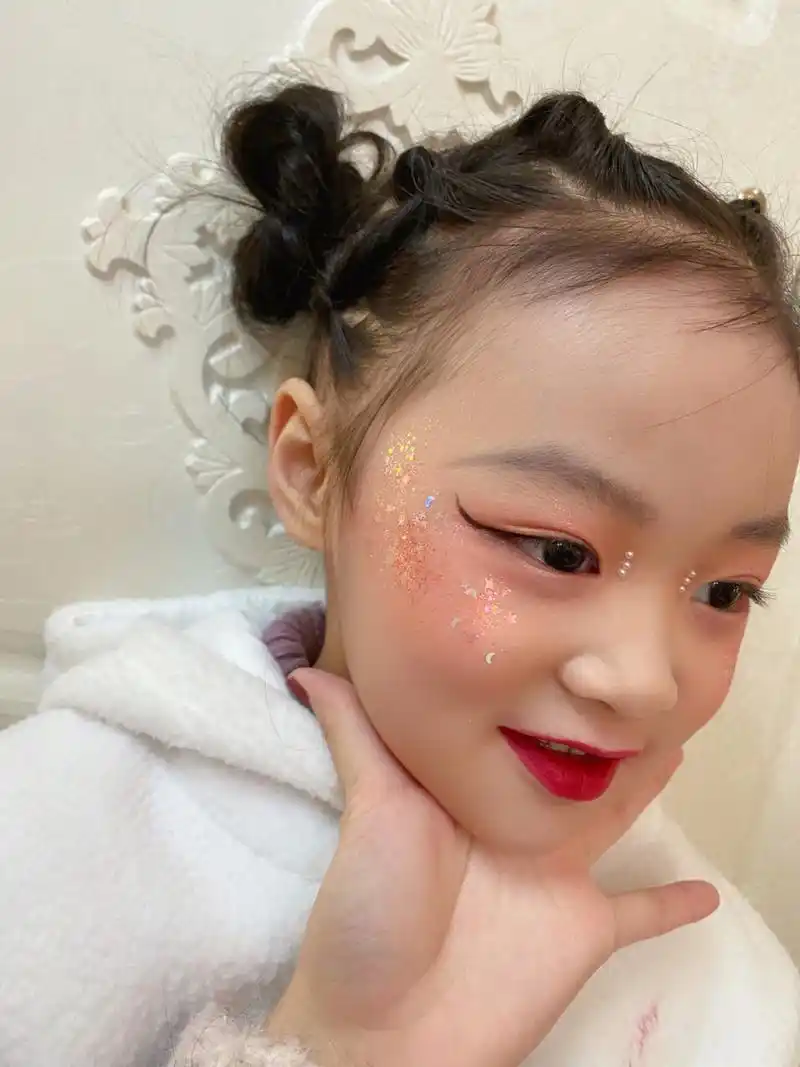 六一儿童节宝宝舞台妆分享 元旦快乐,宝宝幼儿园第一次表演,自己在家