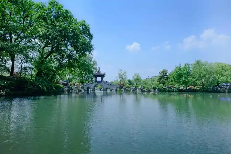 无锡市区,其周边城市的旅游资源更是为国内罕见,例如宜兴这座旅游城市