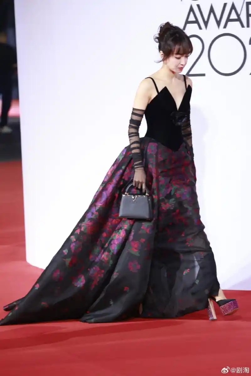 你敢信这是宋茜生图宋茜好像复仇文大女主宋茜elle风尚大典红毯生图