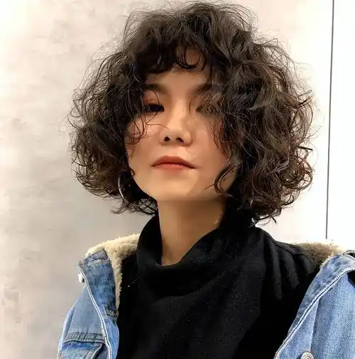 放弃你的"大妈卷"吧,女人40岁后更适合这5款发型,减龄有气质_卷发