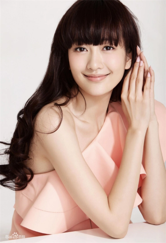 刚出道时的王鸥的写真照片,多了些清纯少了些暧昧!