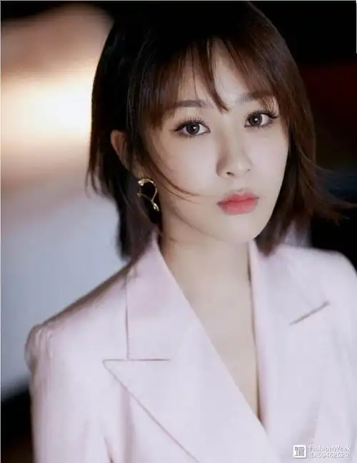 杨紫黑长直发型温柔可人,黑衣白裙穿出质感,气质迷人