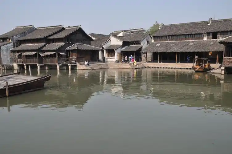 素有"最后的枕水人家"之誉,是典型的江南水乡古镇,有"鱼米之乡,丝绸之