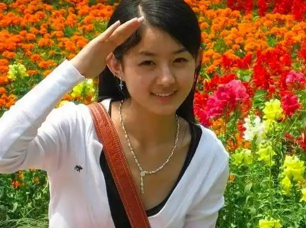 从家境上来说,赵丽颖来自农村.