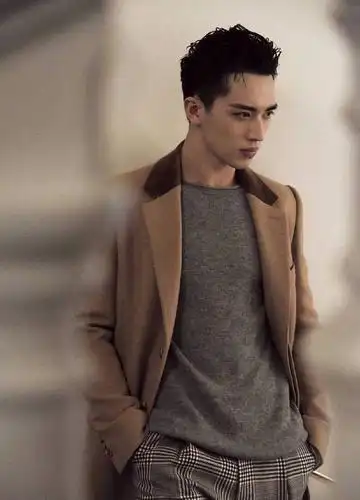 梳个大背头的许魏洲,吸血鬼中的霸道总裁了.