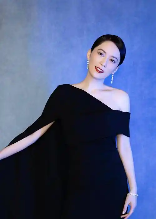 原创50岁的俞飞鸿身材真出众穿墨绿色衬衫配短裤高挑纤瘦又飒又美