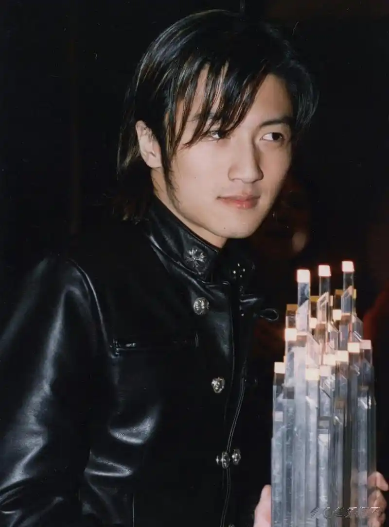 年轻时候的谢霆锋真是360度无死角,非常帅气逼人,唯一的缺点就是身高