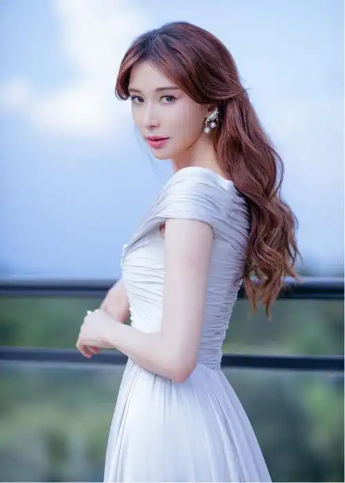 林志玲婚后营业一袭银白色连衣裙现活动40了嘟嘴还那么可爱