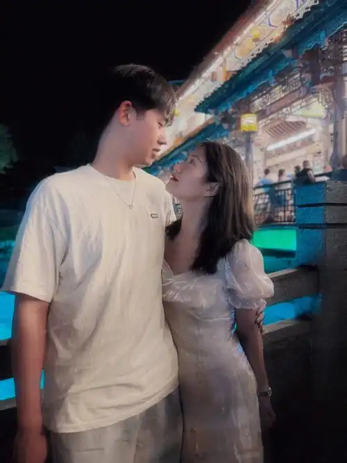 185白羊男168摩羯女情侣拍照