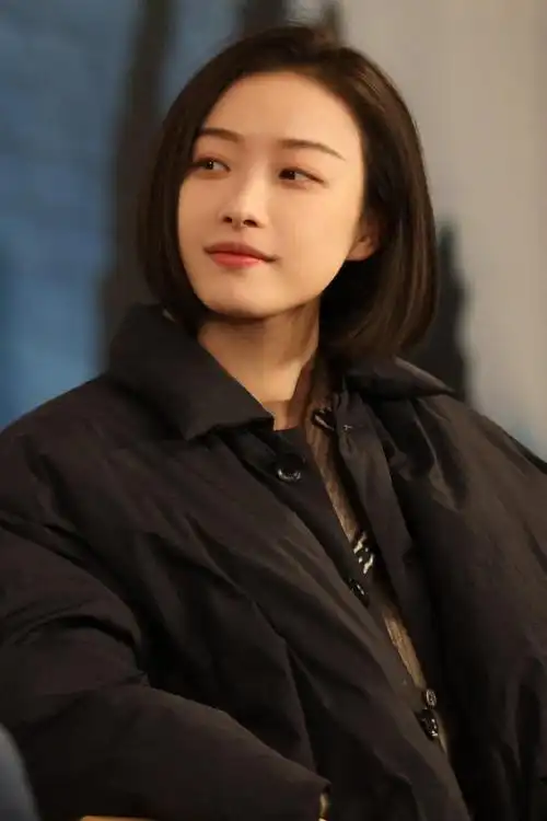 倪妮短发头型,短发烫发发型_大山谷图库