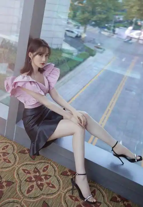 原创李沁衣品直线飙升身穿香芋紫荷叶上衣搭鱼尾式皮裙女人味十足