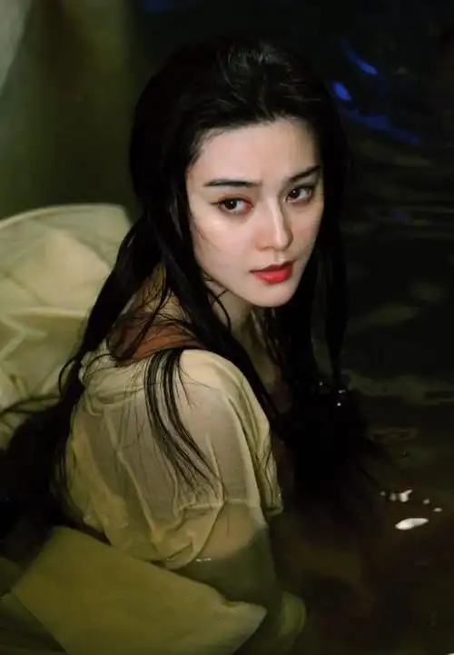 范冰冰《她杀》造型曝光,戴黑框眼镜造型土气,网友:像路人