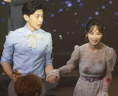 杨紫邓伦十指紧扣:倚靠邓论肩膀不怕秦俊杰吃醋