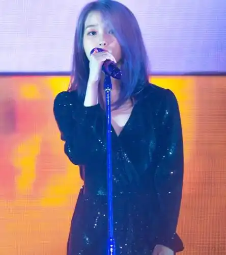 iu李知恩演唱会,紫发造型堪称一绝,击中你的心脏!
