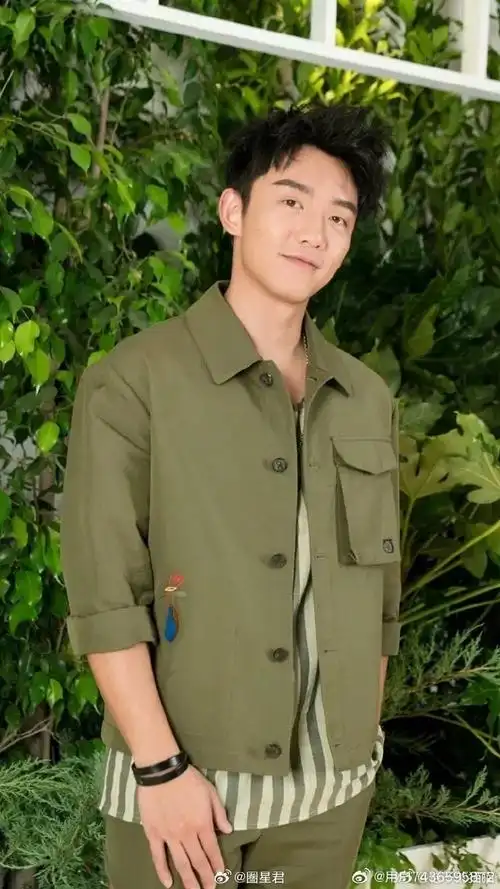 郑恺晒近照,整个人黑了不少还留着浓密的胡子沧桑了不少,网友:三分