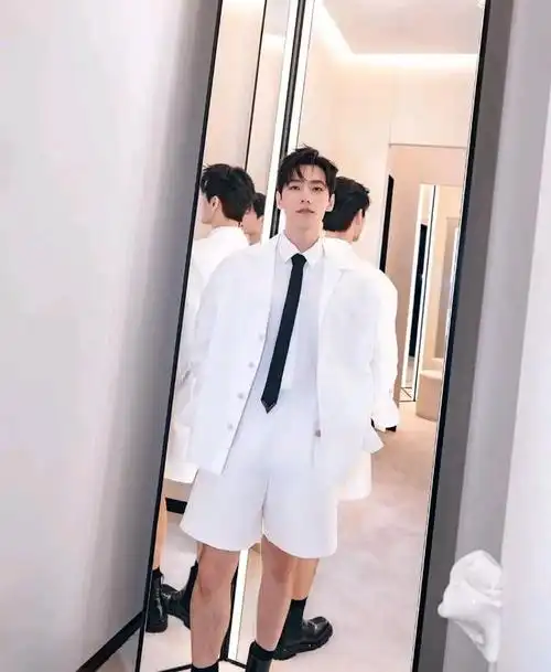 路人镜头下的杨洋无美颜无滤镜真实腿长一目了然