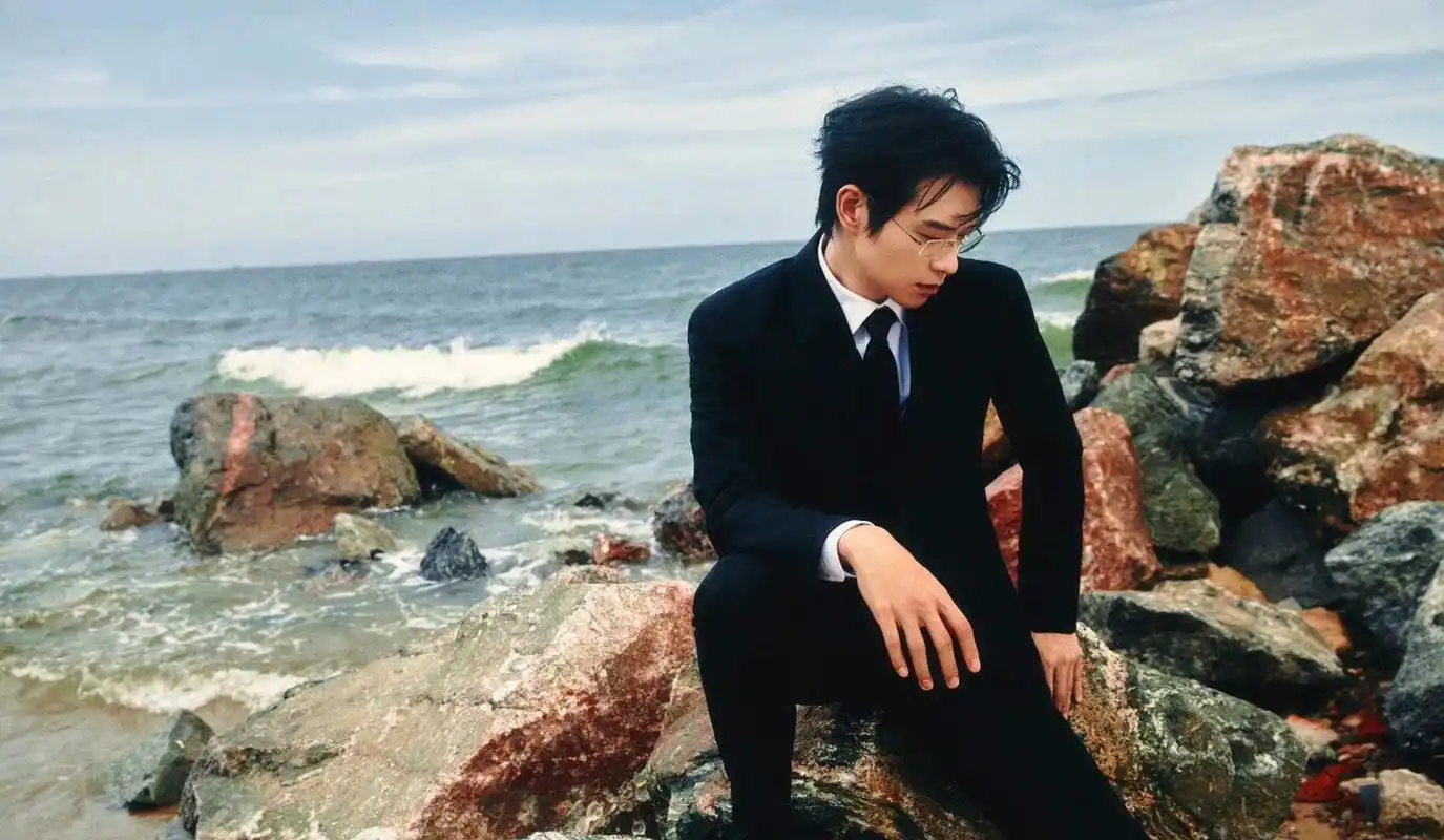 魏大勋参与活动,带着眼镜黑色西装,帅的有孟晏臣的即视感.