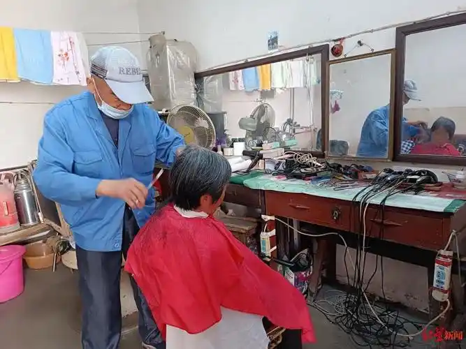 92岁理发师的"剃头人生":9岁当学徒,难丢手艺仍麻利,只收5元十年没