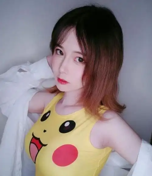 女装大佬轩墨宝宝,穿上皮卡丘上衣超可爱,不愧是最萌伪娘!