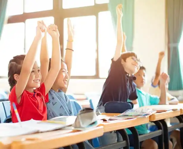 微笑的小学生在课堂上